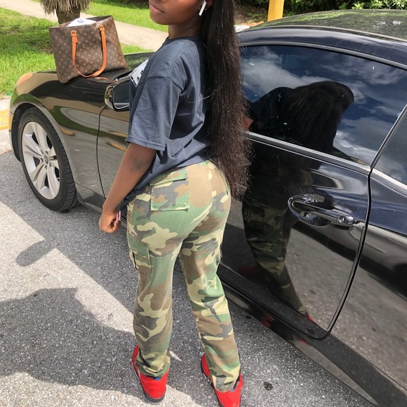 Cargo pants size small - Picture 3 of 3